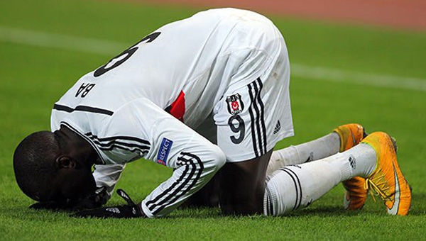 Demba Ba'dan tm dnyaya 61:8 mesaj