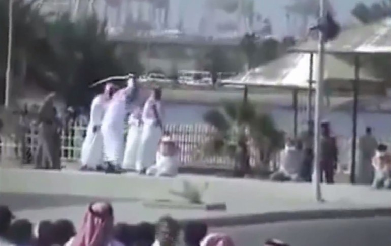 Suudi Arabistan'da sokak ortasnda kafasn kestiler