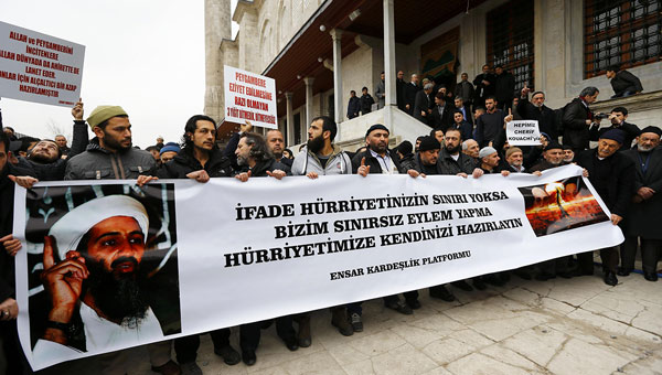 Fatih Camii'nde Kouachi kardeler iin gyabi cenaze namaz