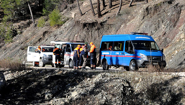 Antalya'da kaybolan 3 turisti 70 kiilik ekip aryor