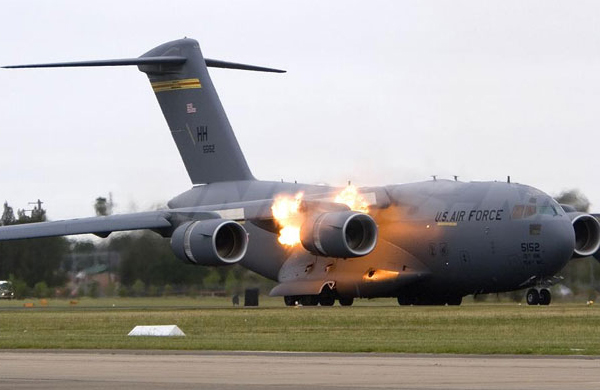 C-17 Globemaster lll motorunu altrnca alev ald