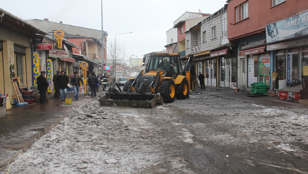 Ardahan'da belediye ekipleri buz krd