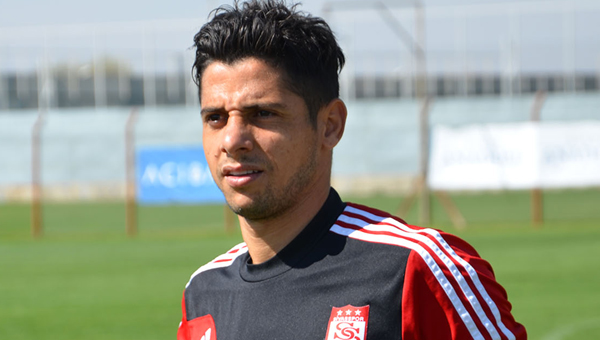 Cicinho Sivasspor'da mutlu