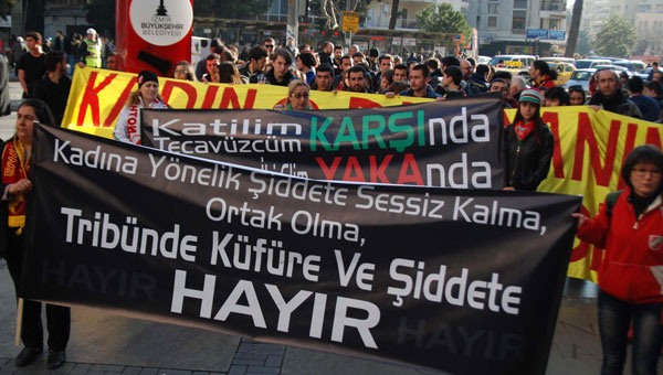 Karşıyaka ve Göztepe taraftarları Özgecan için yürüdü