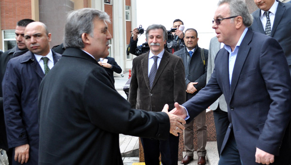 Abdullah Gl, babas ve bir yaknn hastanede ziyaret etti