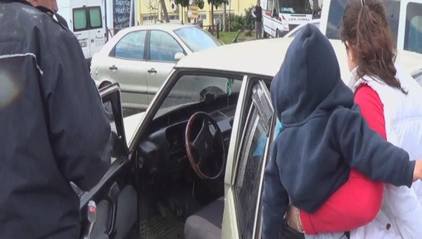 3 aylk bebeini otomobilde kilitli brakp gezmeye gitti!