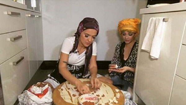 Demet Akaln kendi elleriyle mant at