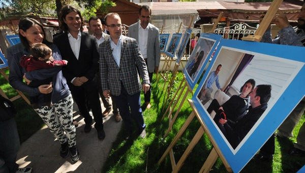 Blent Turan, milli sporcunun sergisini ziyaret etti