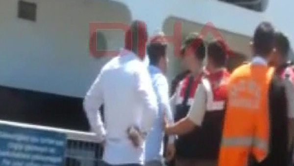 Emre Belzolu'na irkin saldr