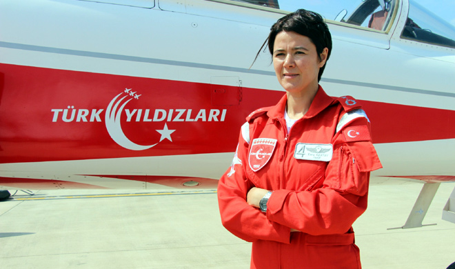 Trk Yldzlar'nn ilk kadn pilotu Esra zatay