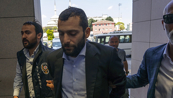 Onur zbizerdike sevgilisini darp etmekten 27 yl hapis istemi