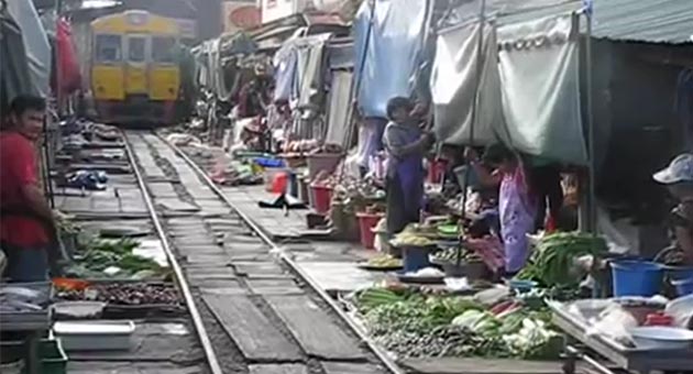 Pazarn ortasndan tren geiyor