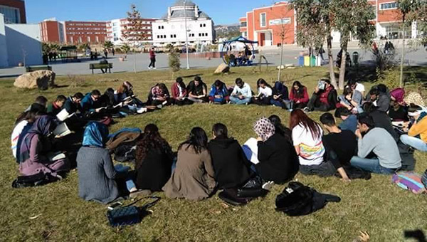 renciler 'Okuyom Ben Ya' kapsamnda kitap okudular