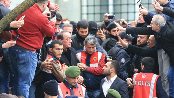 Alaattin akc'nn annesinin cenazesi topraa verildi