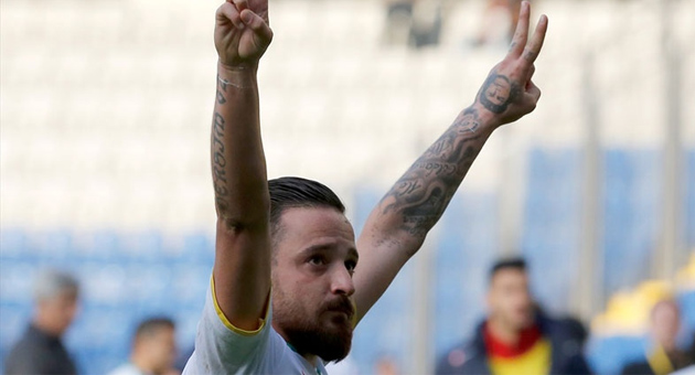  Deniz Naki, futbolcu pemerge kyafeti giydi!