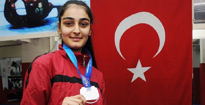 Avrupa Tekvando ampiyonas'nda ikinci olan Diyarbakrl Dilara Erta'n hrs gz dolduruyor