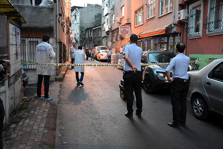 Fatih'te polise silahl� sald�r�: 1 yaral�
