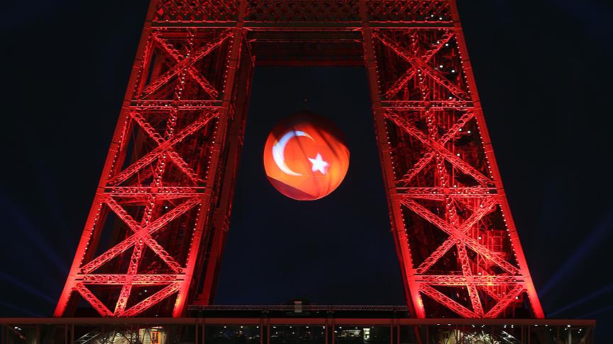 Eyfel kulesi yeniden T�rk bayra��na b�r�nd�