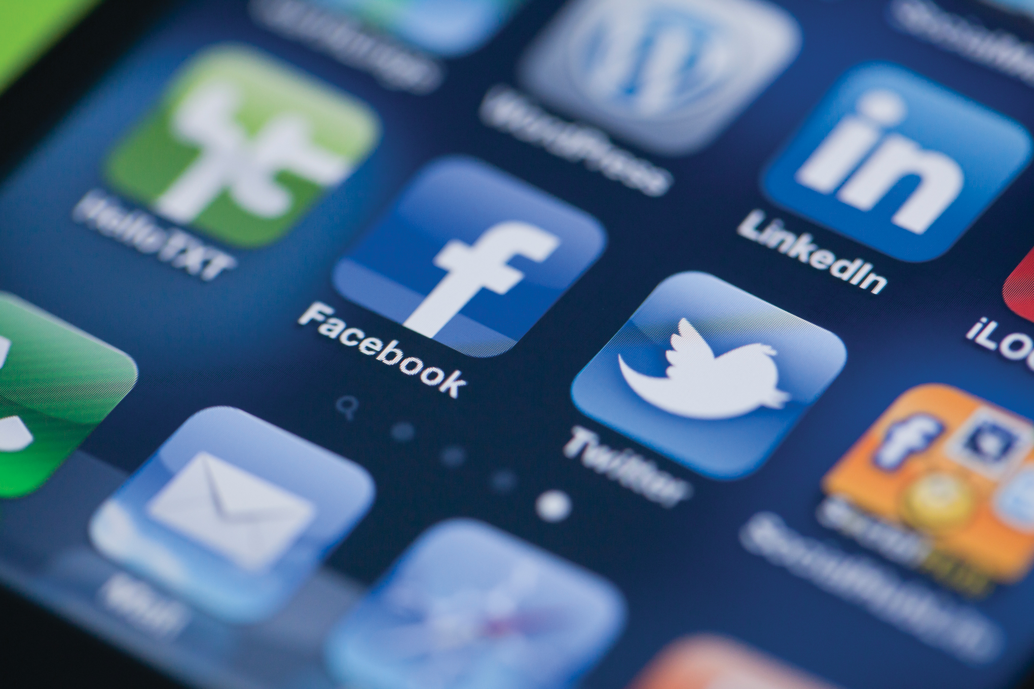 O lkede Facebook ve Twitter yasakland