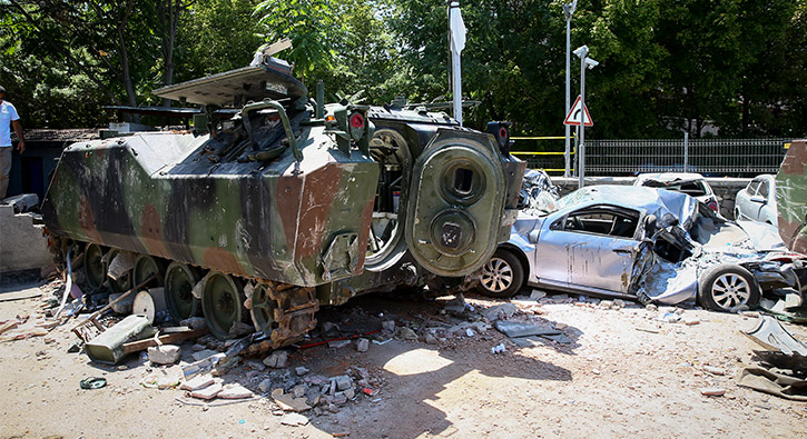 Tanklarn ezdii aralar emniyet otoparknda