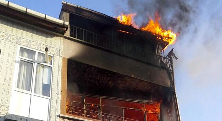 Fatih'te yang�n pani�i