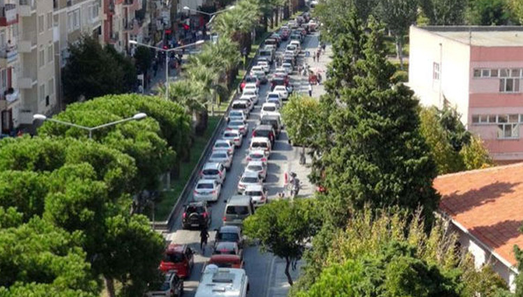 �anakkale'de feribot kuyru�u 1 kilometreyi a�t�