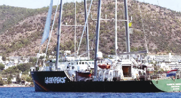 Greenpeacein evreci gemisi Bodrumda 