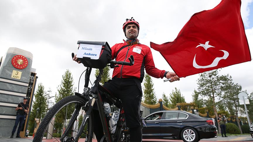 Bisikletle Almanya'dan geldi, Trk bayran teslim etti