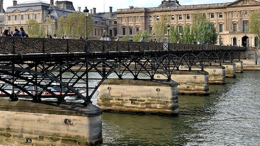 Paris'te Seine Nehri kenar yayalatrld