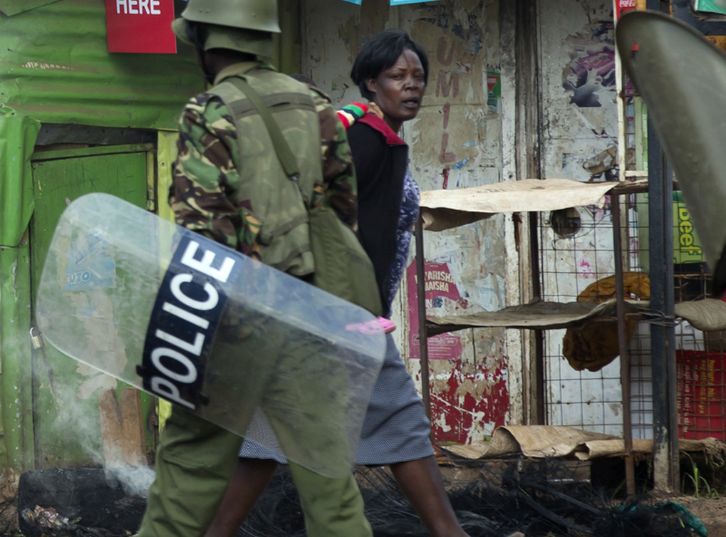 Kenya'da polis protestoculara ate at