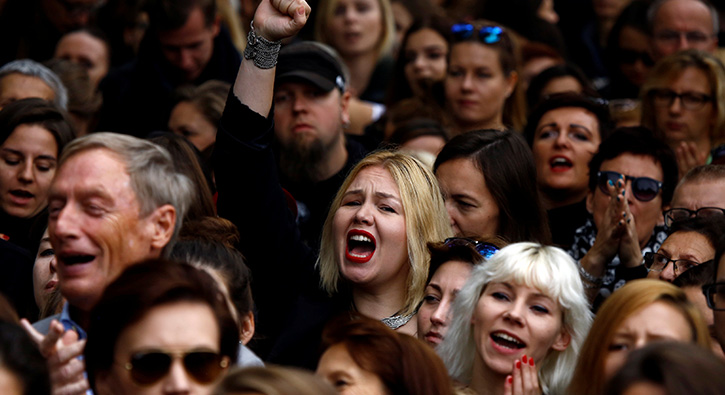 Polonya'da kadnlar, sendikalarn da desteiyle genel greve gidiyor