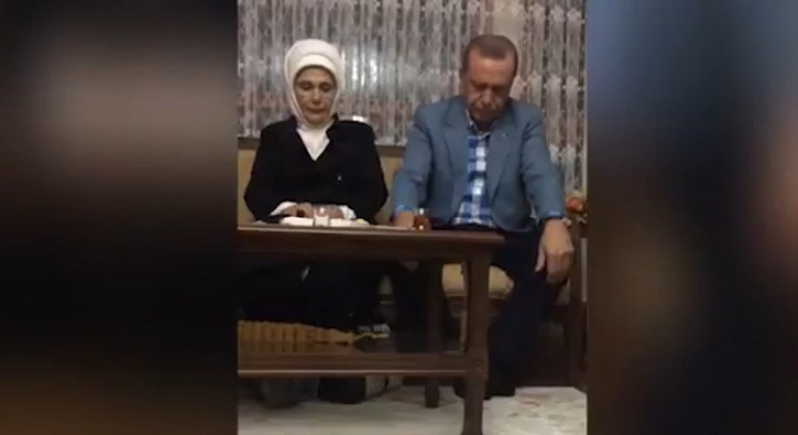 Cumhurba�kan� Erdo�an �ehidin evinde �nfitar suresini okudu