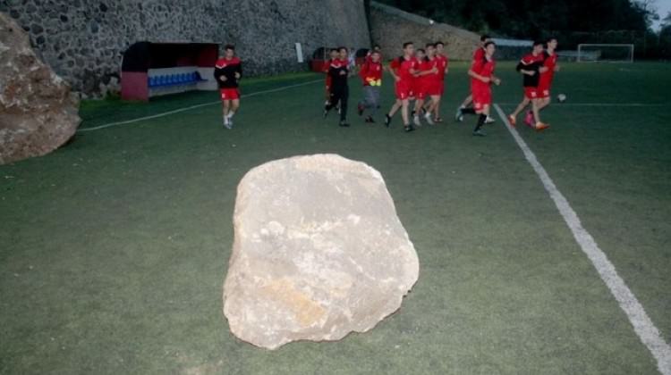 Trabzon'da futbol sahas�na ma� �ncesi kayalar d��t�