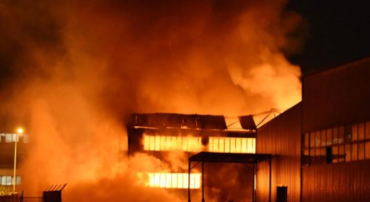 Fabrika ve iki ara� yanarak k�l oldu