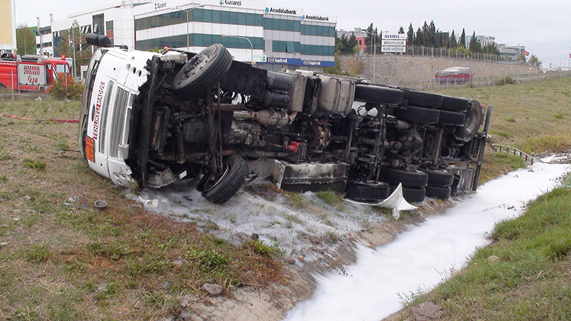 Otobanda mazot y�kl� kamyon devrildi, facian�n e�i�inden d�n�ld�