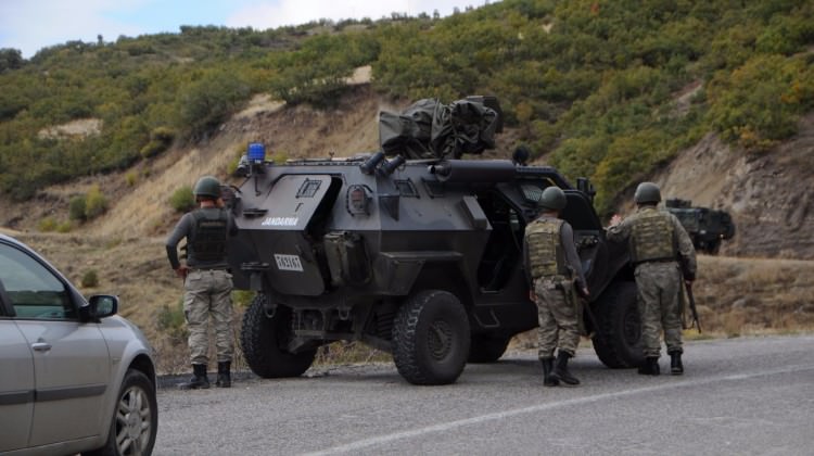Tunceli'de ara� yakarak ka�an PKK'l� ter�ristlerle g�venlik g��leri aras�nda �at��ma ��kt� 