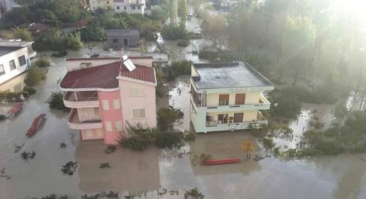 Arnavutluk'ta sel: 1 �l�