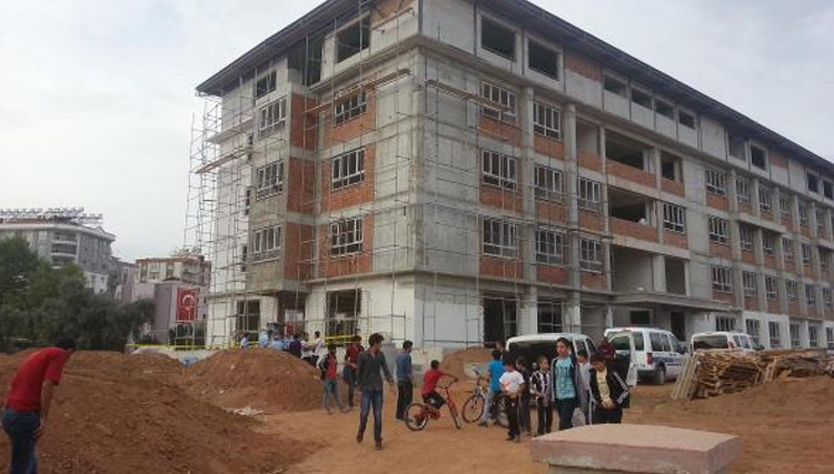 Okul in�aat�ndan d��en i��i �ld�