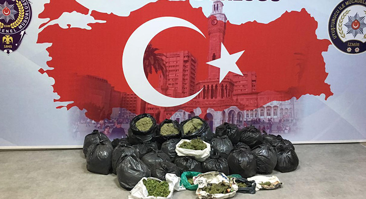 �zmir'de uyu�turucu operasyonu: 2 g�zalt�