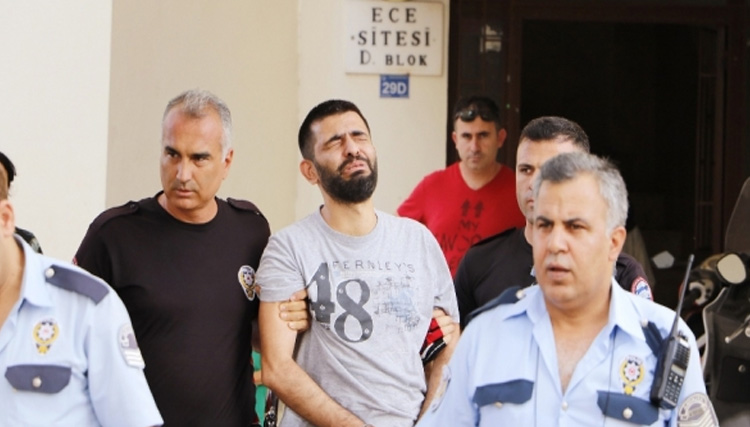 Annesini b��aklad�,  babas�n� rehin ald�, g�zya�lar�n� tutamad�!