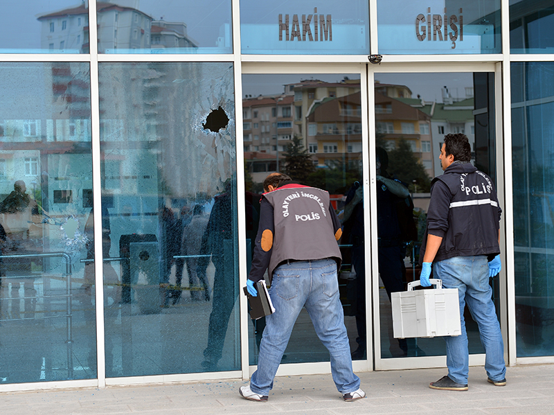 Adliye binas�na av t�fe�iyle ate� a�t�