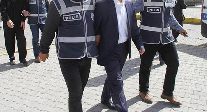 Kayyum atanan i yerinin kasalarn boaltmaya alan 4 kii su st yakaland