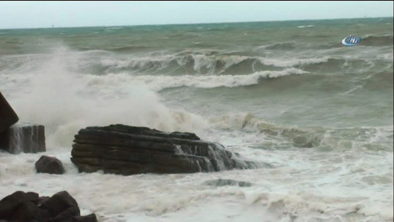 Karadeniz'de frtna nedeniyle dalgalarn boyu 5 metreye ykseldi  