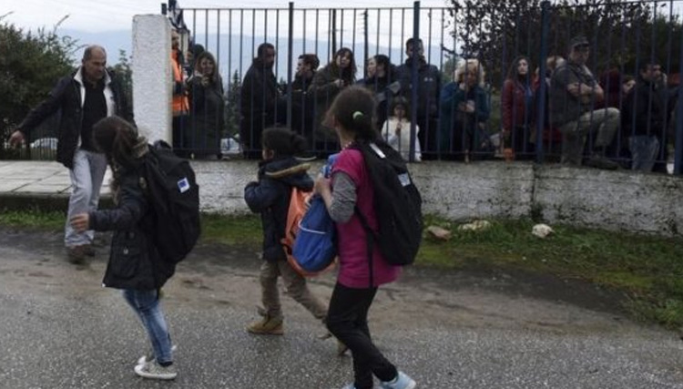 Yunanistan'da okula giden mlteci ocuklara protesto