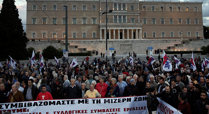 Yunanistan'da halk maa kesintilerini protesto etti