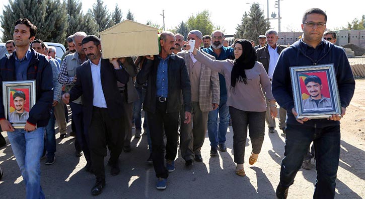 HDP milletvekilleri 4 PKK'l terristin Diyarbakr'daki cenazesine katld