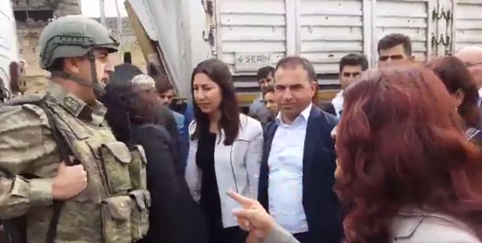 HDP'li vekillerin irkin tavrlarna askerlerimizden asil duru!