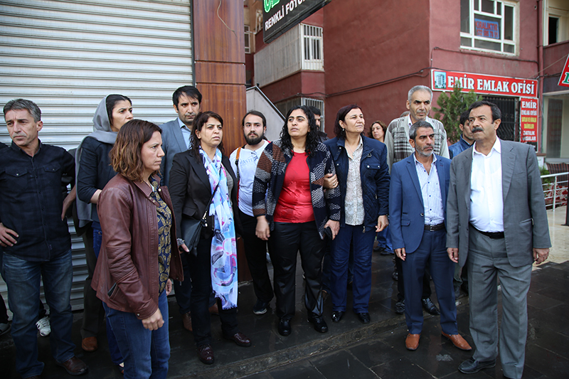 Diyarbakr'da belediye nnde toplananlara vatandalardan tepki