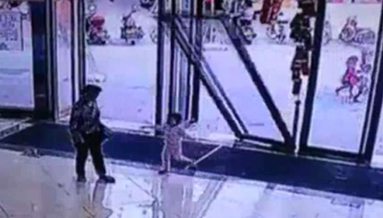 K���k �ocuk onlarca kiloluk kap�n�n alt�nda kald� 