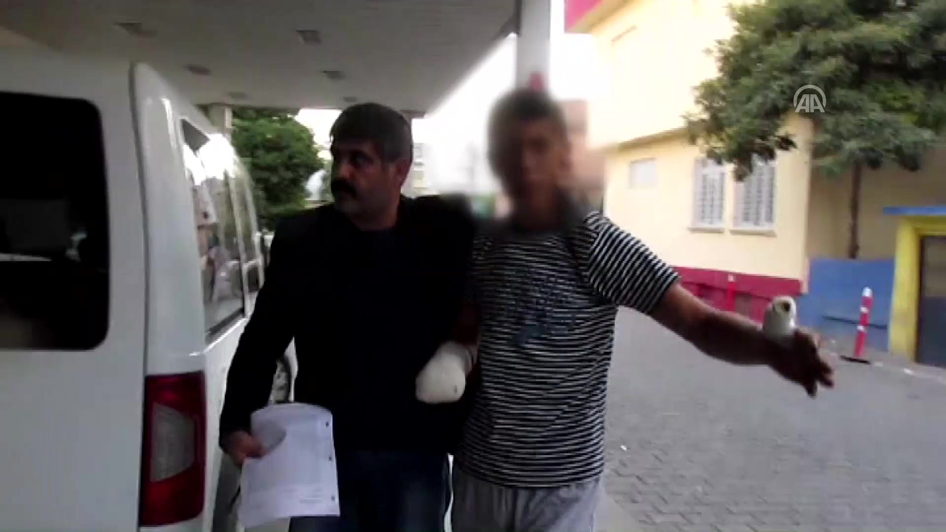 �zinsiz g�steride elinde EYP patlayan ki�i g�zalt�na al�nd� 